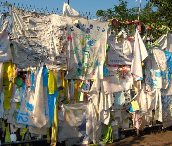 Banners and messages from families separated by DMZ